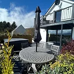 Dom wakacyjny Westcove View Three Bedroom Luxury House With Hot Tub *