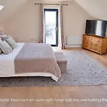 Dom wakacyjny Westcove View Three Bedroom Luxury House With Hot Tub Coad