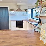 Dom wakacyjny Westcove View Three Bedroom Luxury House With Hot Tub *